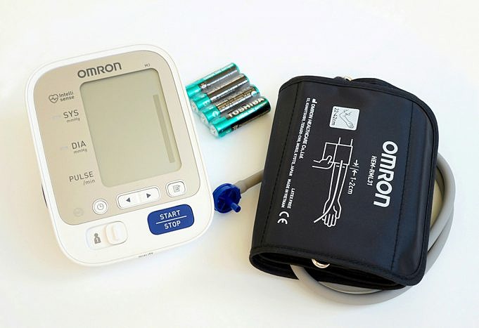 Omron BP742N Oberarm-Blutdruckmessgerät Der Serie 5 Im Test
